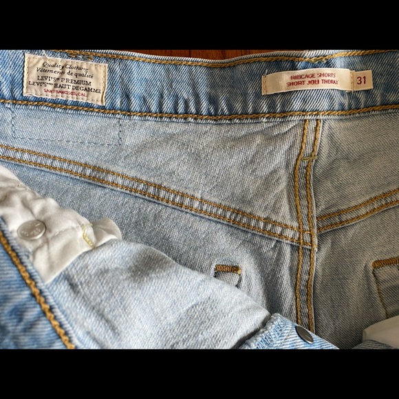 Levi’s Ribcage Shorts - Picture 3 of 4